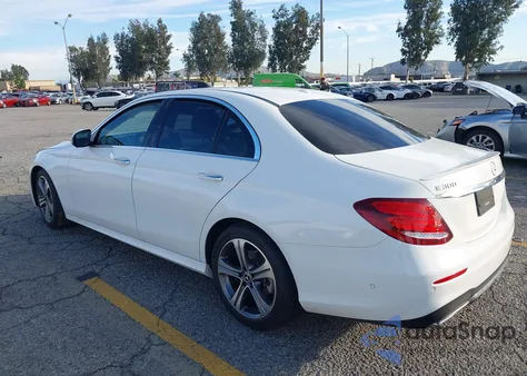 2017 Mercedes-Benz E 300 z USA, uszkodzony, nr VIN WDDZF4JB3HA257369